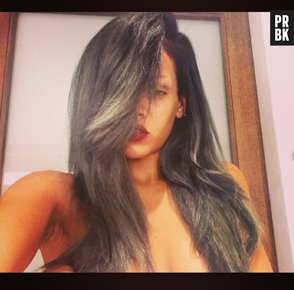Rihanna : topless mais pas sexy avec sa nouvelle couleur