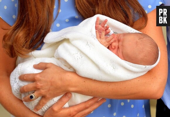 Le Prince George dans les bras de Kate Middleton, le 23 juillet 2013 devant l'hôpital St Mary's de Londres