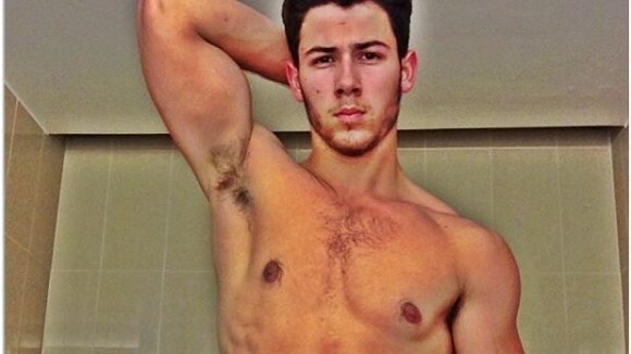 Nick Jonas torse nu en mode Musclor : des bras et une tablette de chocolat