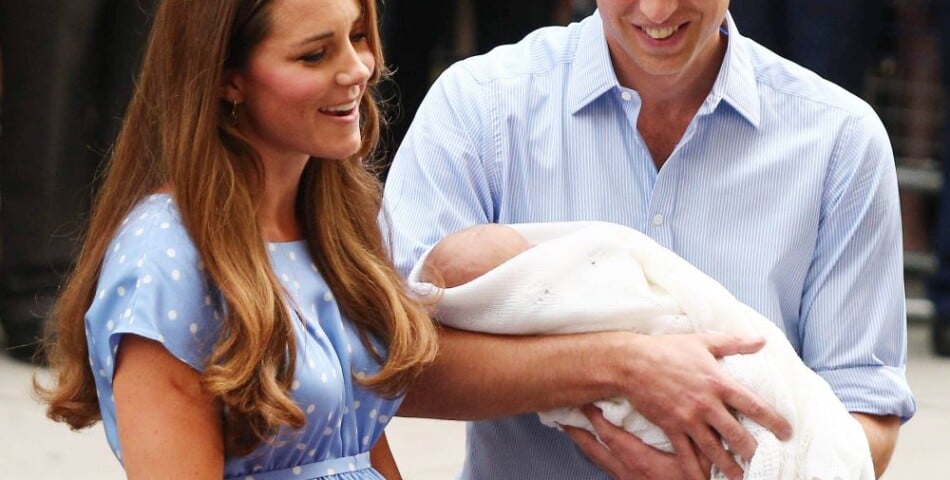 Kate Middleton et le Prince William présentent le bébé royal le 23 juillet 2013 devant l&#039;hôpital St Mary&#039;s de Londres