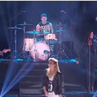 Demi Lovato : Nick Jonas lui sert de batteur aux Teen Choice Awards 2013