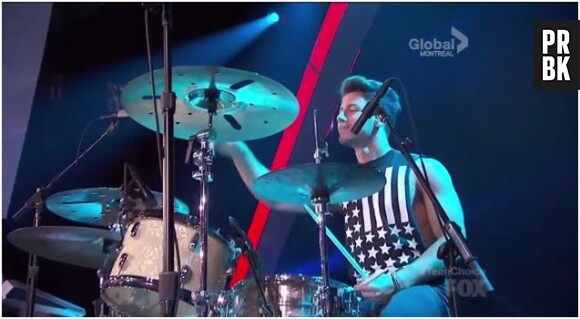 Nick Jonas accompagne Demi Lovato à la batterie aux Teen Choice Awards 2013