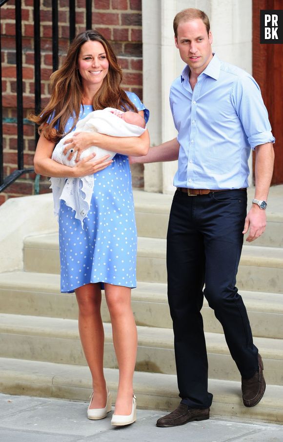 Kate Middleton et le Prince William présentent le bébé royal le 23 juillet 2013 devant l'hôpital St Mary's de Londres