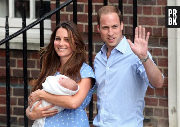 Kate Middleton et le Prince William présentent le bébé royal le 23 juillet 2013 devant l'hôpital St Mary's de Londres