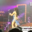 Toni Braxton : les fesses à l'air sur scène, elle continue le show