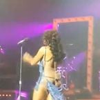 Toni Braxton : les fesses à l'air sur scène, elle continue le show