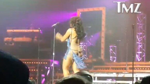 Toni Braxton : les fesses à l'air sur scène, elle continue le show