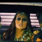 Avril Lavigne : Rock N Roll, le clip 100% déjanté avec des requins-ours
