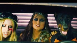 Avril Lavigne : Rock N Roll, le clip 100% déjanté avec des requins-ours