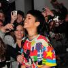 Rihanna amuse ses fans devant son hôtel, le 11 septembre 2013 à Londres