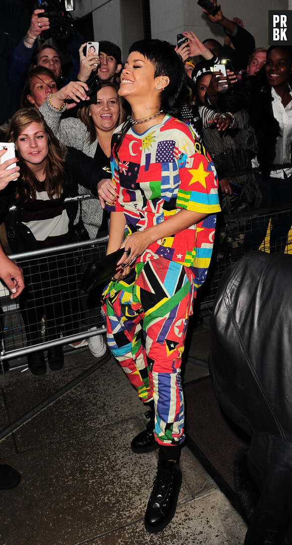 Rihanna amuse ses fans devant son hôtel, le 11 septembre 2013 à Londres
