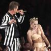 Miley Cyrus la joue trash sur la scène des MTV VMA 2013