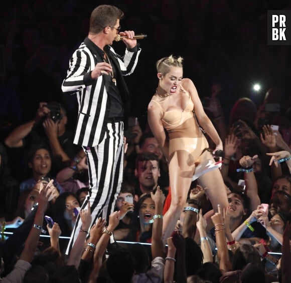 Miley Cyrus la joue trash sur la scène des MTV VMA 2013