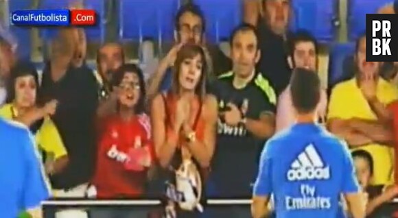 Cristiano Ronaldo se fait supplier par une femme