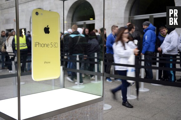 iPhone 5S et iPhone 5C : un homme payait des SDF pour qu'ils fassent la queue devant l'Apple Store de Pasadena