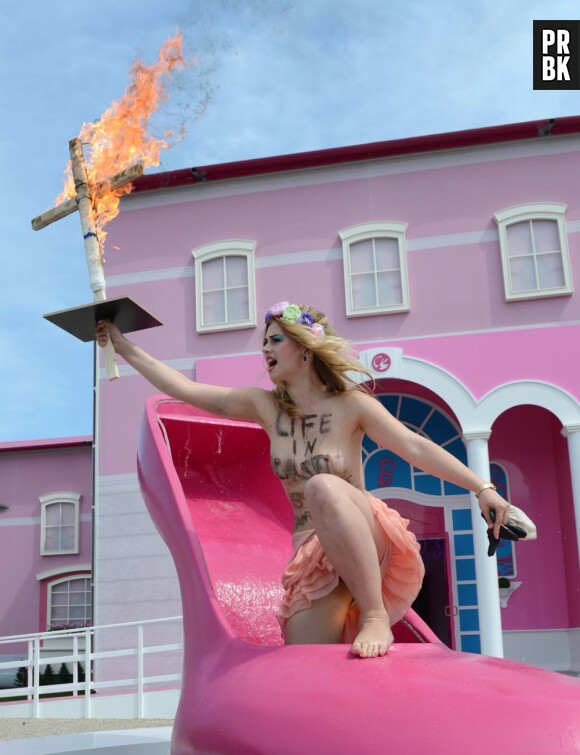 Les Femen manifestaient seins nus devant la Maison de Barbie