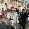 Miranda Kerr repart la tête basse du défilé Vuitton, le 2 octobre 2013 à Paris