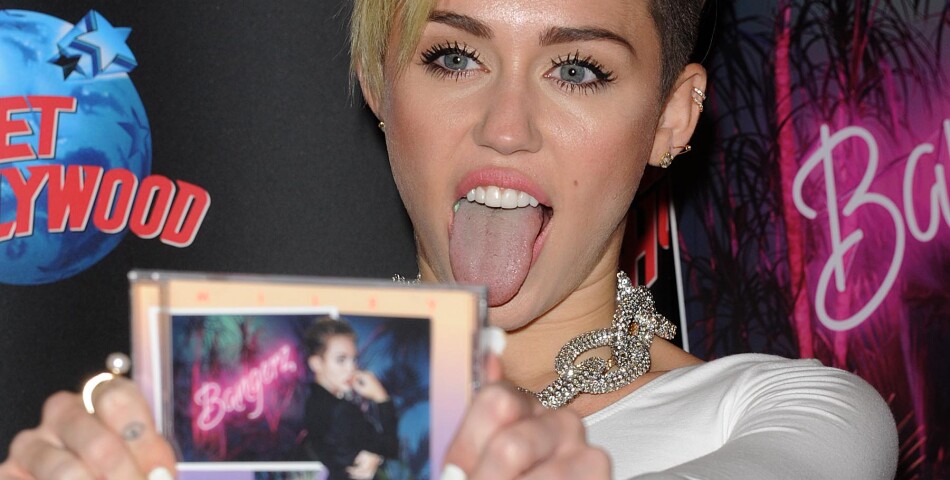 Miley Cyrus : langue tirée pour la sortie de &quot;Bangerz&quot;, le 8 octobre 2013 à New York