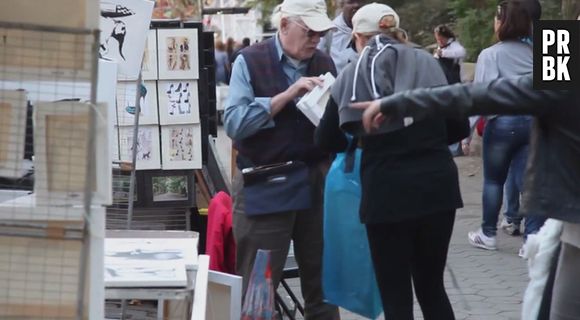 Banksy vend ses toiles à seulement 60 dollars dans les rues de New-York pour l'exposition Better Out Than In, octobre 2013