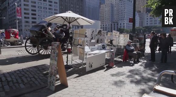 Banksy vend ses toiles à seulement 60 dollars dans les rues de New-York pour l'exposition Better Out Than In, octobre 2013