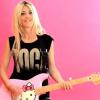 Eve Angeli : Ta Différence, son clip avec une guitare Hello Kitty et un strip tease