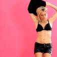 Eve Angeli : Ta Différence, son clip avec une guitare Hello Kitty et un strip tease