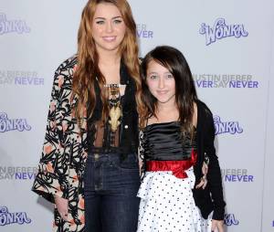 Miley Cyrus : sa petite soeur Noah conduit la voiture de son papa... à 13 ans