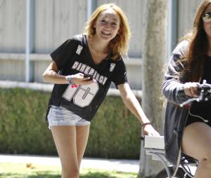 Miley Cyrus : sa petite soeur Noah conduit la voiture de son papa... à 13 ans