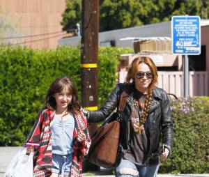 Miley Cyrus : sa petite soeur Noah conduit la voiture de son papa... à 13 ans