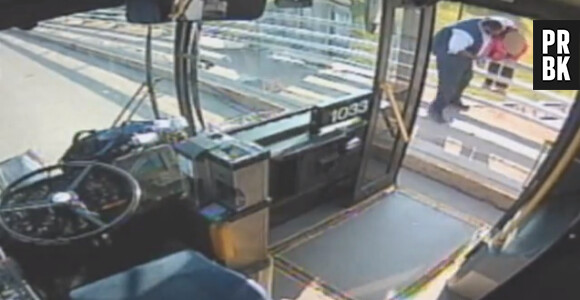 Le chauffeur de bus a réussi à sauver la femme du suicide