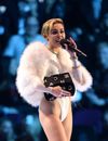 MTV VMA 2013 : Miley Cyrus joue la carte de la provocation en fumant un joint sur la scène