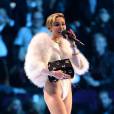 MTV VMA 2013 : Miley Cyrus joue la carte de la provocation en fumant un joint sur la scène