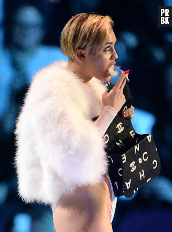 MTV EMA 2013 : Miley Cyrus fume un joint en plein direct