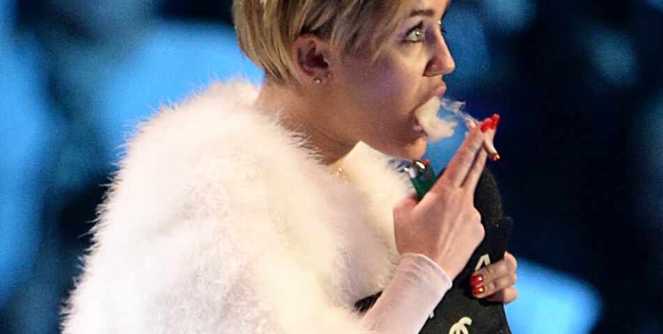 MTV EMA 2013 : Miley Cyrus fume un joint en plein direct