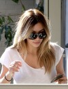Kim Kardashian cache ses cernes à Los Angeles, le 14 novembre 2013