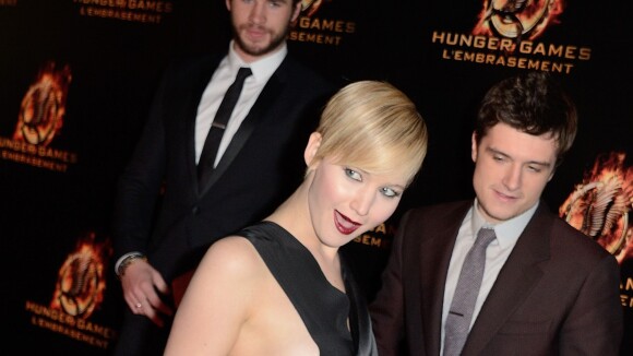 Jennifer Lawrence à Paris : ses seins débordent sur le tapis rouge d'Hunger Games 2