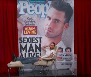 Adam Levine reçoit son prix de l'homme le plus sexy de l'année selon People sur le plateau de Jimmy Fallon