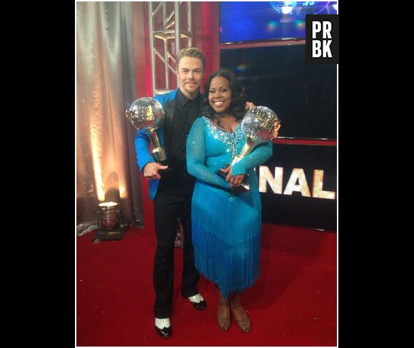 Amber Riley et Derek Hough après leur victoire dans Danse avec les stars US, le 26 novembre 2013