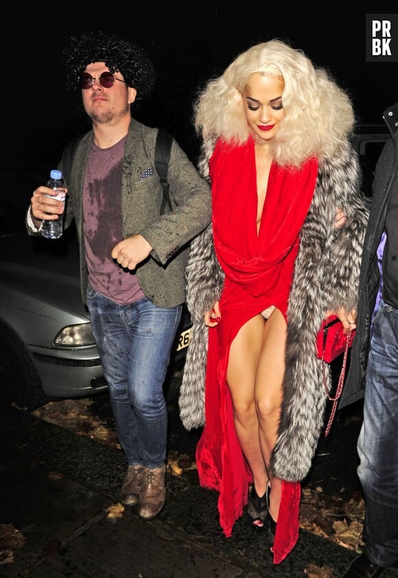 Rita Ora exhibe sa culotte à Londres, le 26 novembre 2013