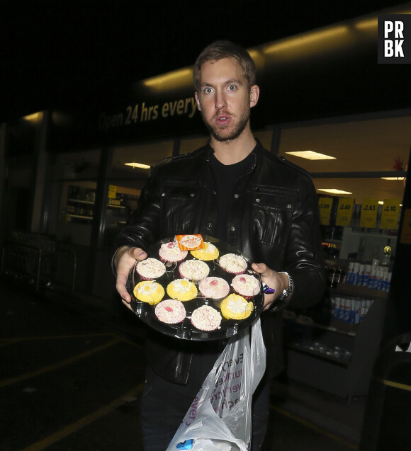 Calvin Harris en mode cupcakes pour l'anniversaire de Rita Ora, le 26 novembre 2013 à Londres