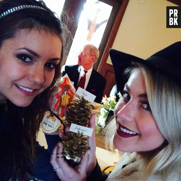 Nina Dobrev et Julianne Hough pause ensemble pour Thanksgiving