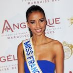 Flora Coquerel : Miss France 2014 souriante à l'avant-première d'Angélique