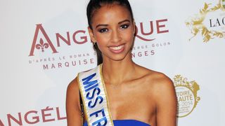 Flora Coquerel : Miss France 2014 souriante à l'avant-première d'Angélique