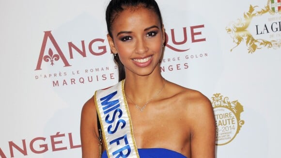 Flora Coquerel : Miss France 2014 souriante à l'avant-première d'Angélique