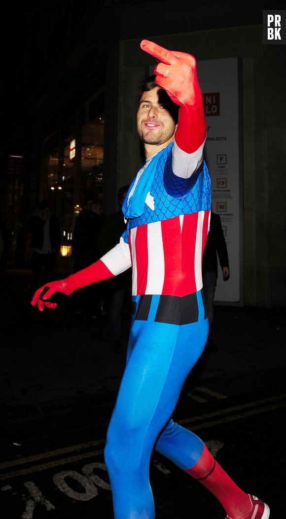 Olivier Giroud déguisé en Captain America pour la soirée de Noël d'Arsenal à Londres, le 19 décembre 2013