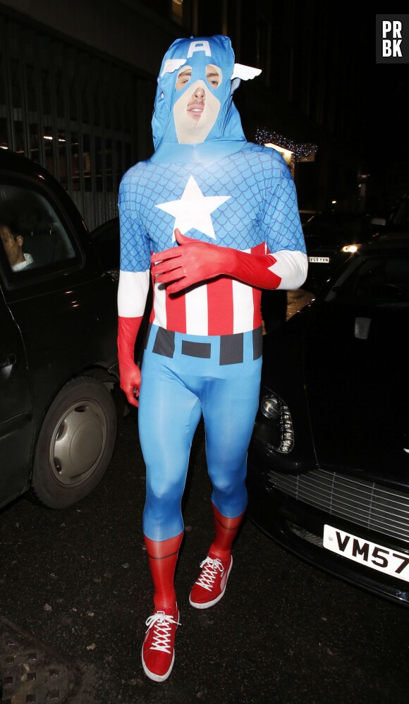 Olivier Giroud déguisé en Captain America pour la soirée de Noël d'Arsenal à Londres, le 19 décembre 2013