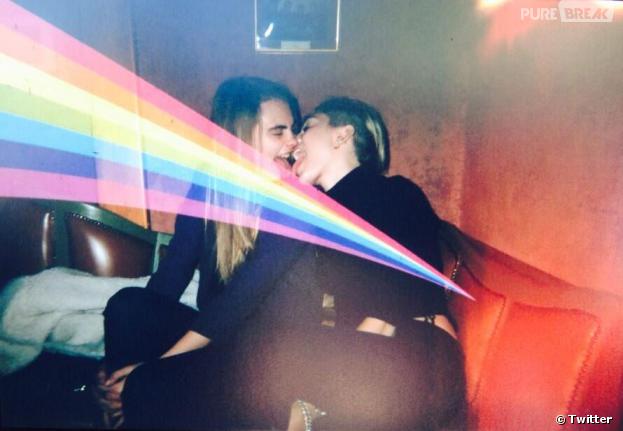 Cara Delevingne et Miley Cyrus : bisou avec la langue sur Twitter après les MTV EMA 2013 d'Amsterdam