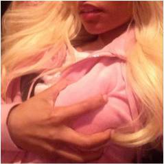 Nicki Minaj  : sein dans la main et doigts dans la bouche, ses selfies trash
