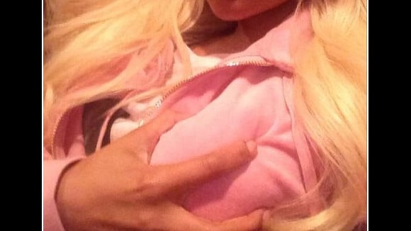 Nicki Minaj  : sein dans la main et doigts dans la bouche, ses selfies trash
