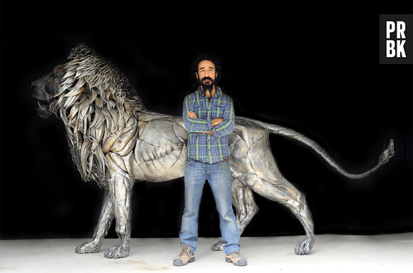 Un artiste reproduit un lion sur une incroyable sculpture en métal